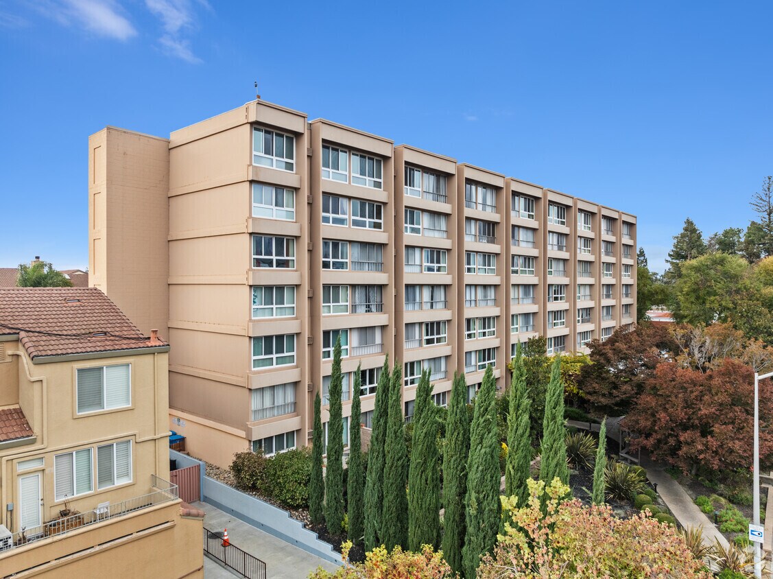 Building photo - 1700 Civic Center Dr