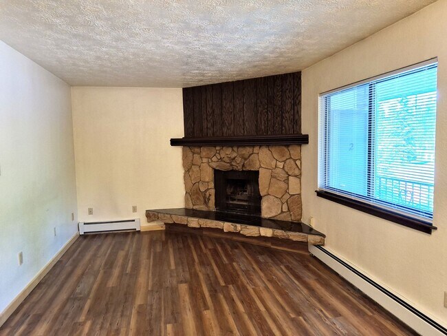 Building Photo - 2104 Roosevelt Dr