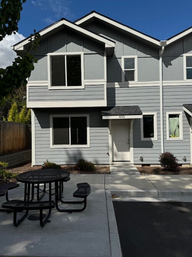 Building Photo - New on Market/ Large Townhome in Phoenix