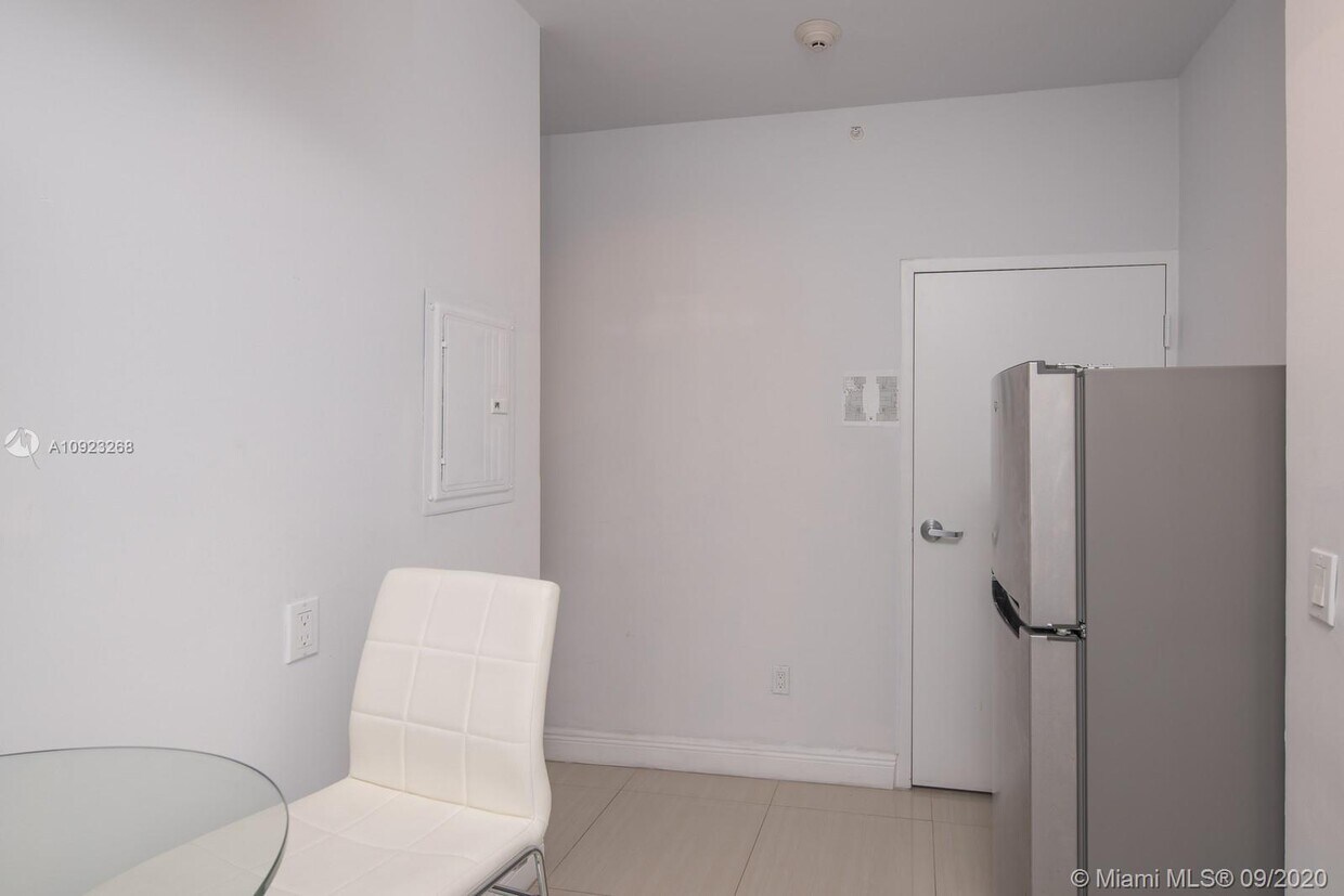 Foto del edificio - 8118 Harding Ave
