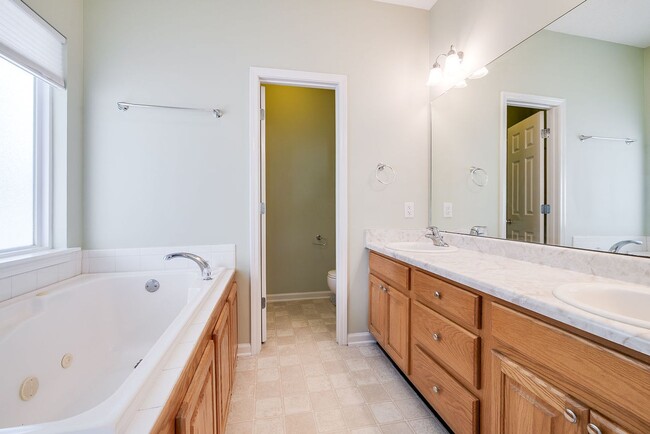 Foto del edificio - Spacious 3 Bed, 2 Bath Home with Large Bon...