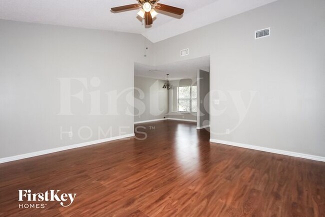Building Photo - 1401 SW Sudder Ave
