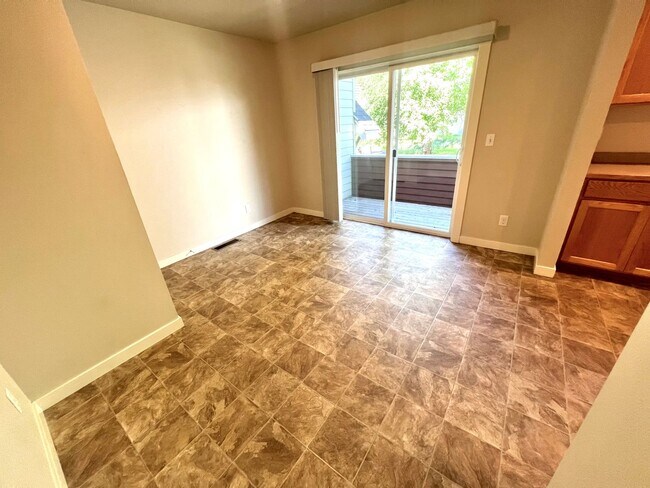 Foto del edificio - 2 Bedroom, 1 Bath in Town Apply Now https:...