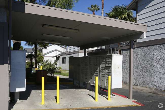 Building Photo - Grand Oaks Apartments