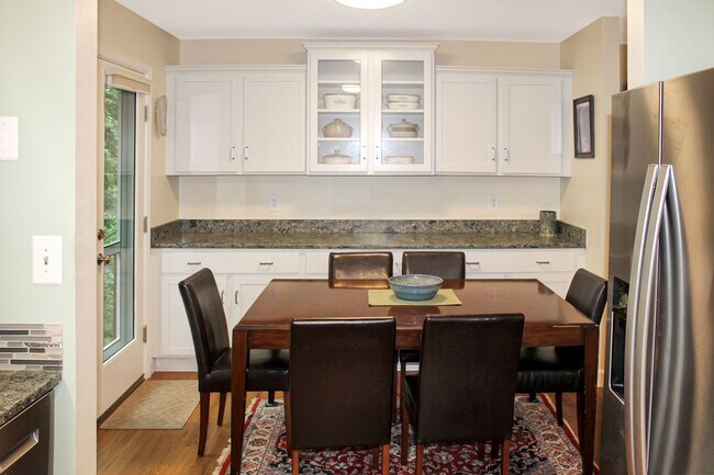 Foto del edificio - Furnished 2-bedroom / 1-bath