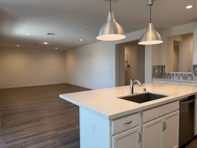 Building Photo - Beautiful 5 Bedroom, 3 Bathroom, 2800 Sqft...