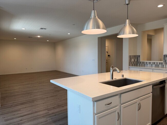 Foto del edificio - Beautiful 5 Bedroom, 3 Bathroom, 2800 Sqft...