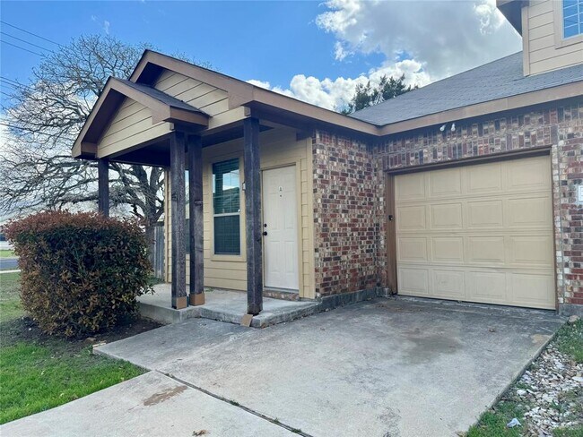 Foto del edificio - 3000 Whisper Oaks Ln