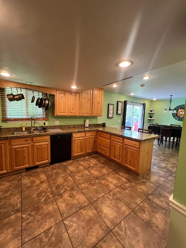 Foto del edificio - 5545 Hew Wood Dr