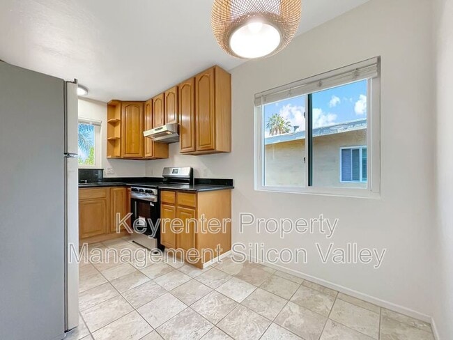 Building Photo - 923 Ravenscourt Ave