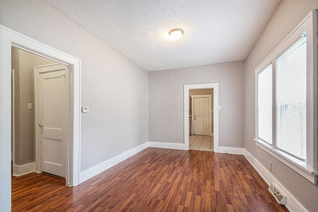 Building Photo - Comfortable Three Bedroom Home in a Great Location