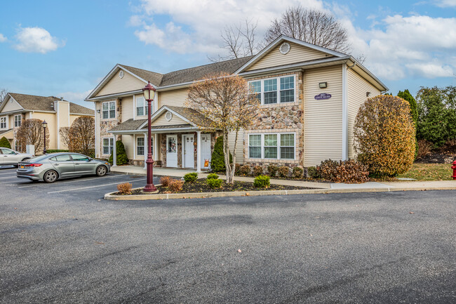 Building Photo - Country Lake Villas