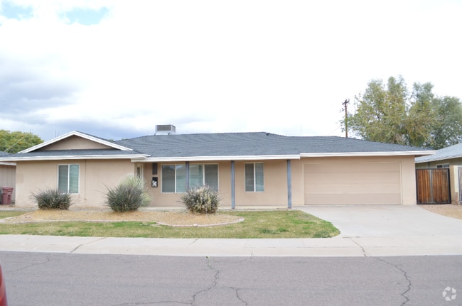 Building Photo - 8316 E Wilshire Dr