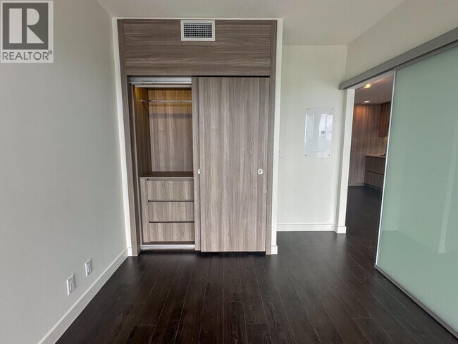 Photo du bâtiment - 4890 Lougheed Hwy.