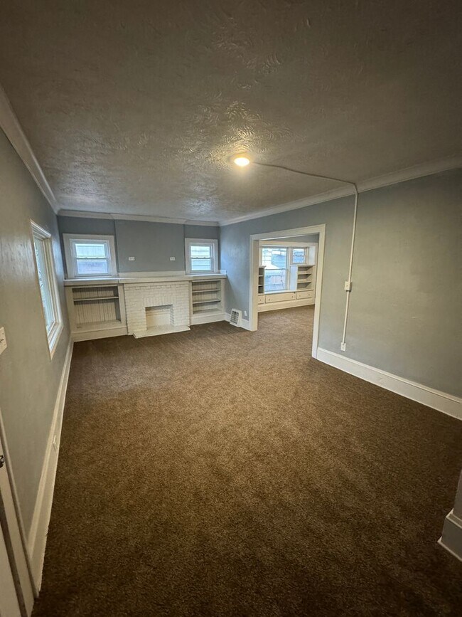 Building Photo - 5 Bed / 1.5 Bath Sunroom & Spacious Layout