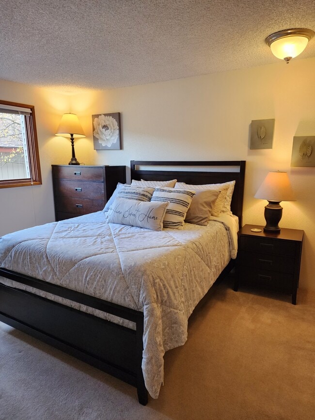 Gorgeaous matching Queen Wood Bedset - 9645 Independence Dr Apartment