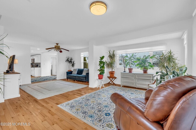 Foto del edificio - 323 Roosevelt Ave