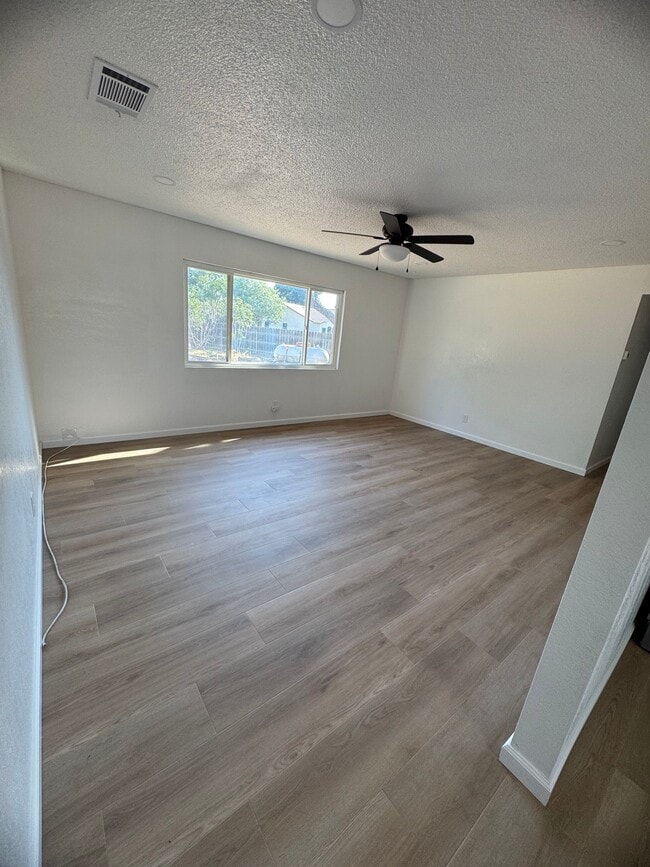 Foto del edificio - 16095 Idaho Ave