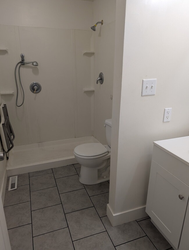 Building Photo - 880 Medoland Dr