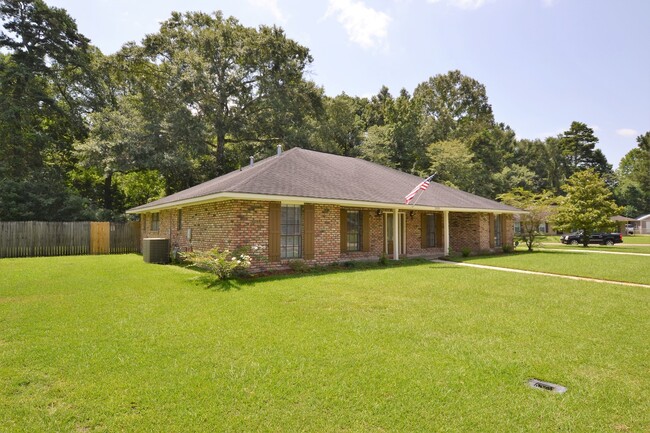 Building Photo - Newly renovated home in Beau Village Subdivision in Denham Springs near I-12