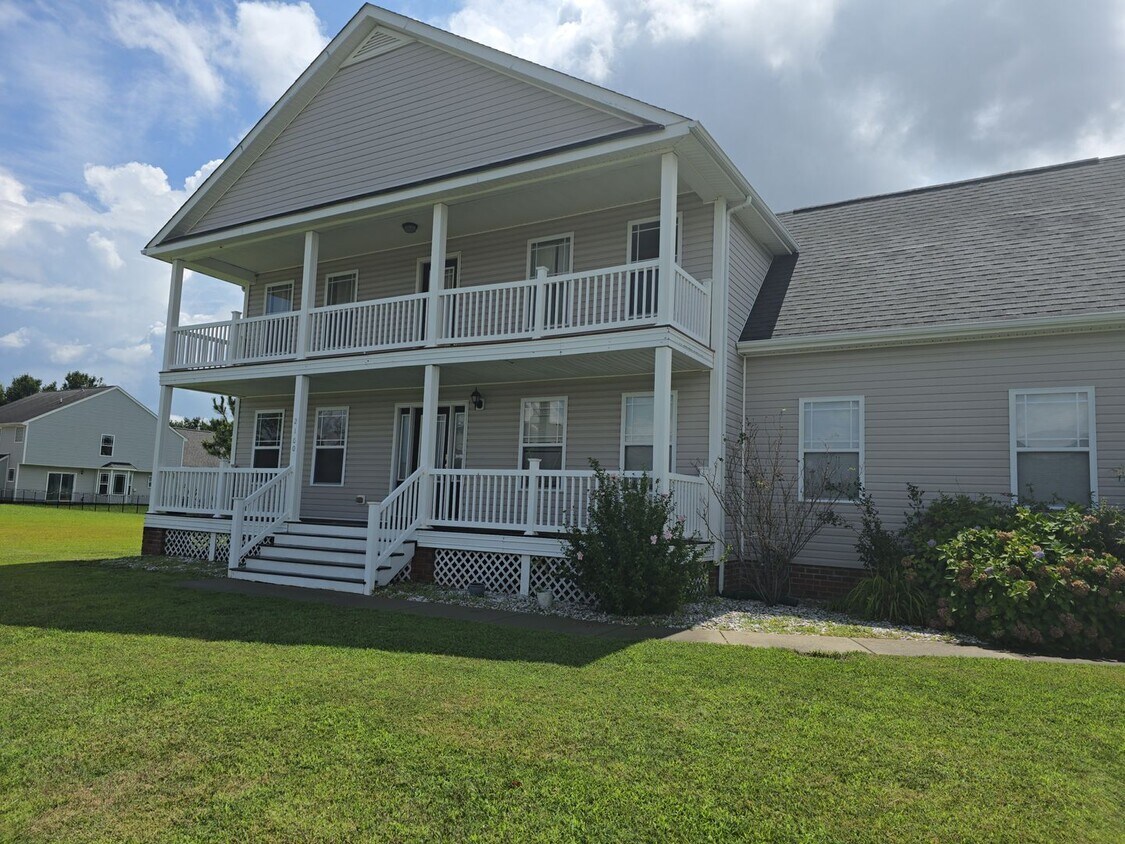 Primary Photo - Minutes from Coast Guard Base, Large 2 Sto...