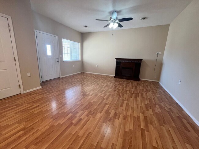 Foto del edificio - 2 Bedroom Twinhome For Rent in Lennox, SD!!