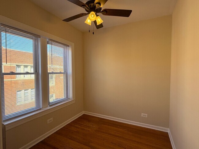 Foto del edificio - 1343 W Touhy Ave