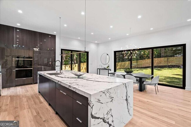 Foto del edificio - 3619 Old Ivy Ln NE