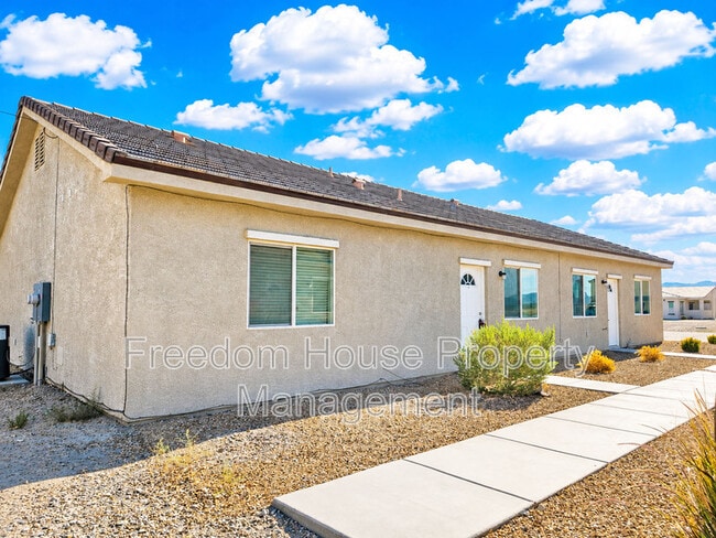 Building Photo - 1121 Sixshooter Ave