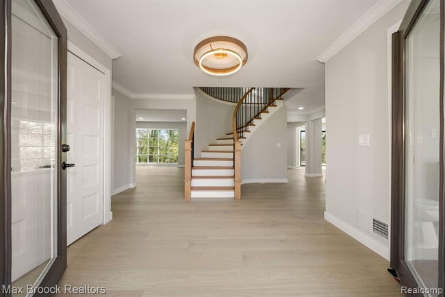 Building Photo - 5240 Clarendon Crest St