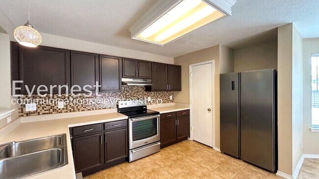 Foto del edificio - 3 Bed, 3 Bath Home with Garage / Pet-Friendly / Available Now!