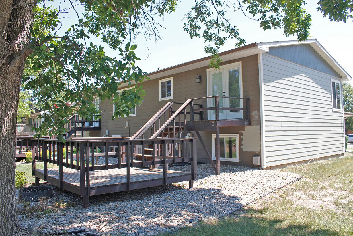 1421 Orchard Dr, Brookings, SD 57006 House Rental in Brookings, SD
