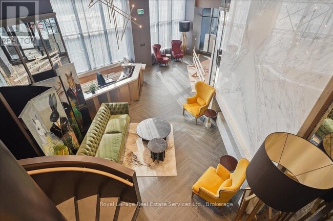 Building Photo - 395 Dundas St W