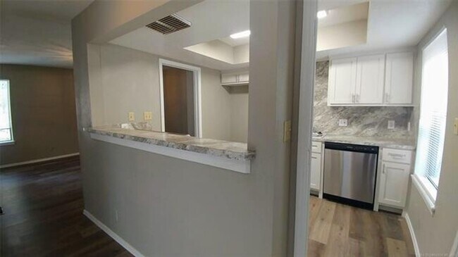 Building Photo - 6518/6520 E 90th St