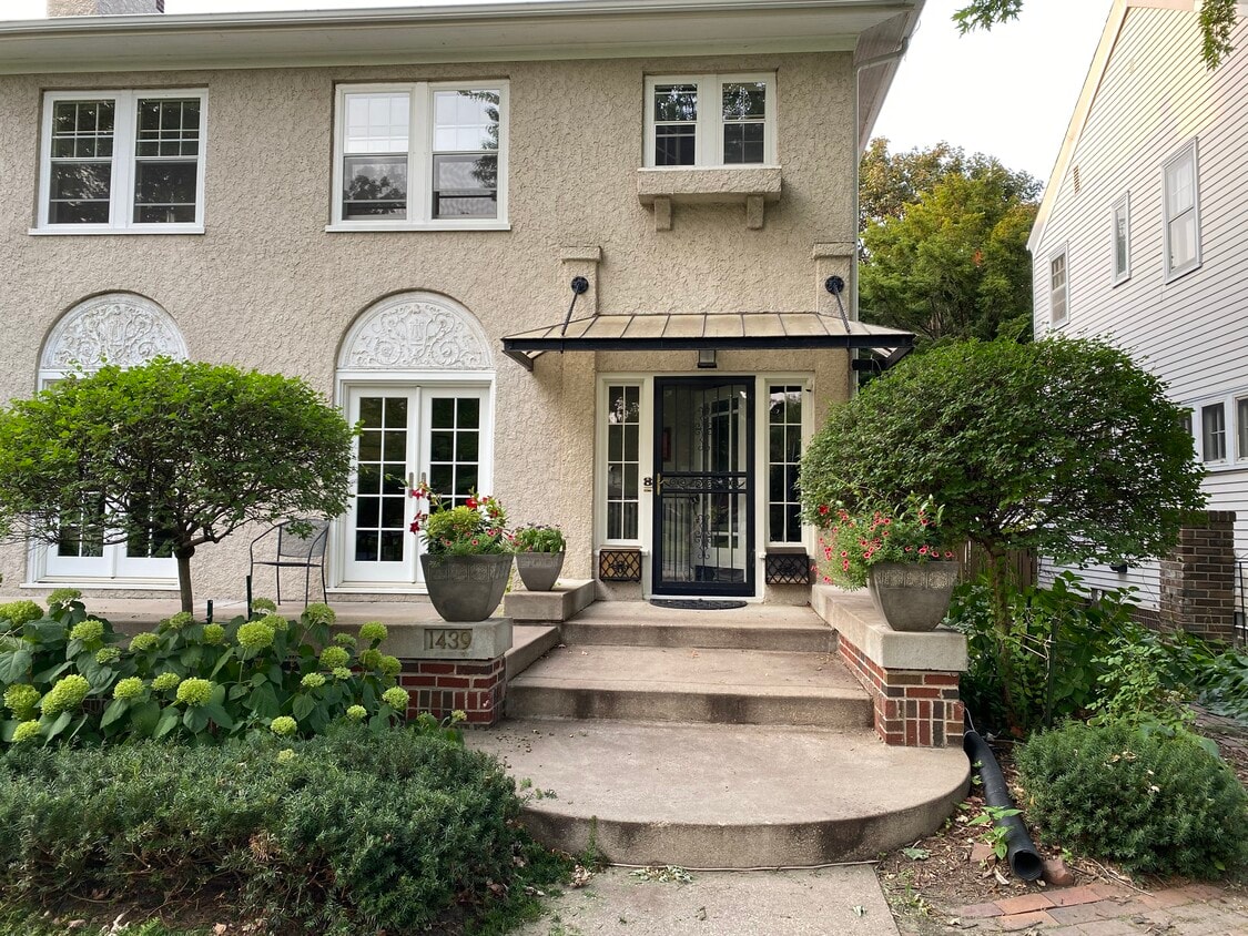 Primary Photo - 1439 Summit Ave