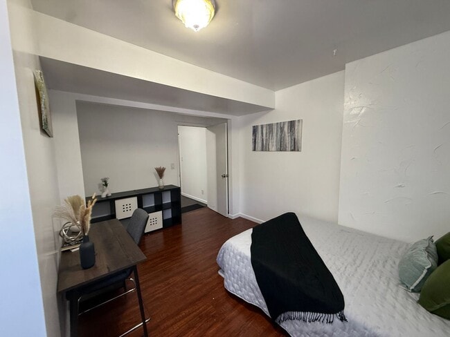 Building Photo - 68 E 200 S