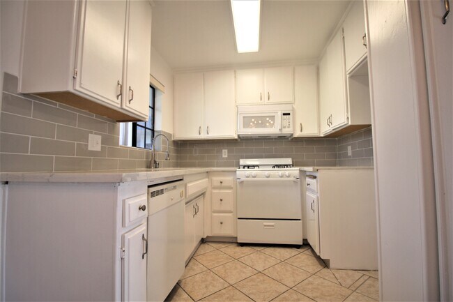 Foto del edificio - 4844 Riverton Ave
