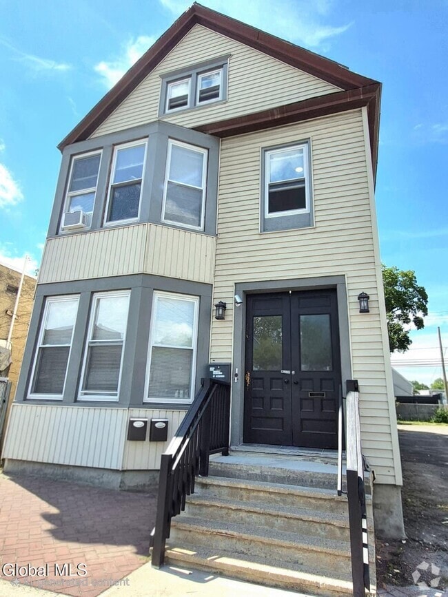 Building Photo - 445 5th Ave
