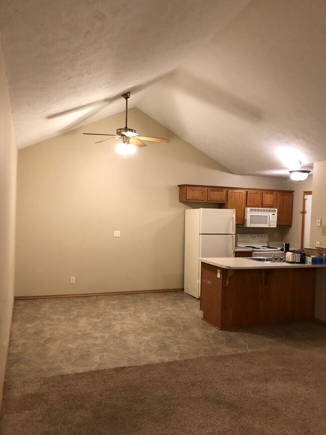 Building Photo - 2 bedroom, 2 bathroom, 2 car garage duplex