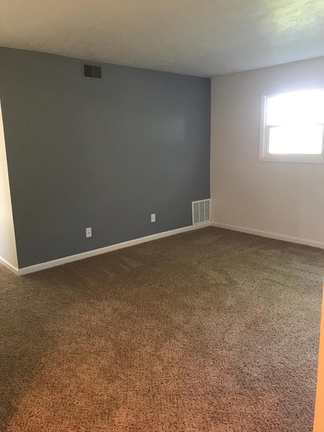 Building Photo - 504 Greenbriar Dr