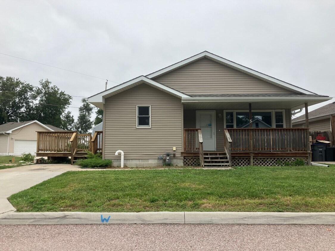 Primary Photo - 4 bedroom home near Lake Manawa