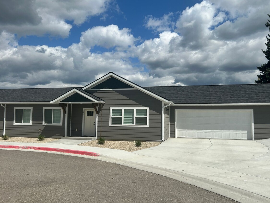 Primary Photo - Beautifully Furnished 3 bed/2bath Hamilton...