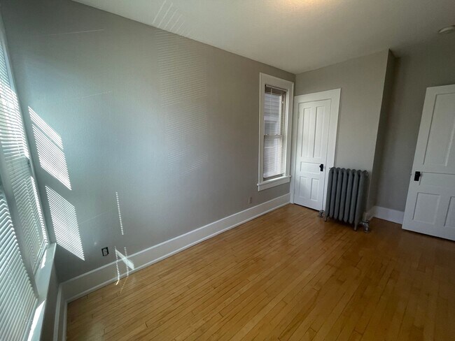 Foto del edificio - 333-335 E Wilson Ave