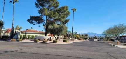 Building Photo - 14236 N Oakwood Ln