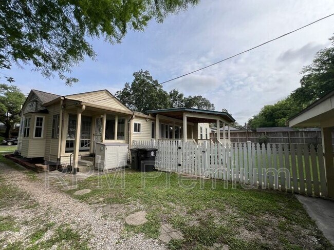 Foto del edificio - 2179 Hollydale Ave