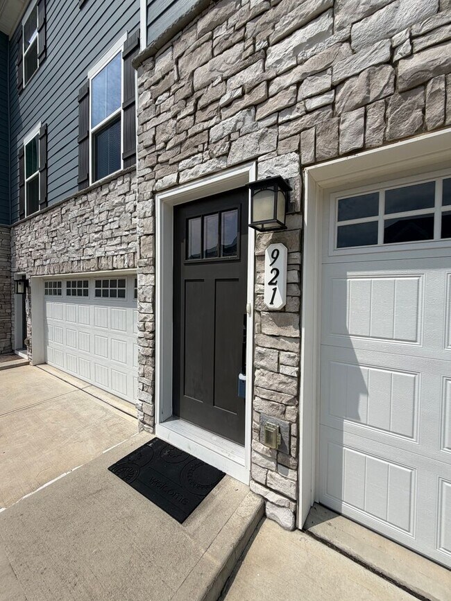 Building Photo - 921 Portrush Ln