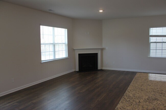 Foto del edificio - Room in 4 Bedroom Home at Clairwood Dr