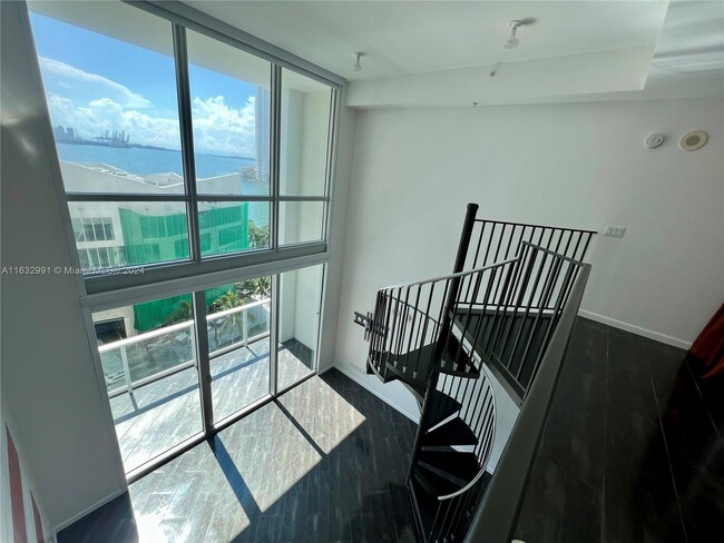 Foto del edificio - 300 S Biscayne Blvd