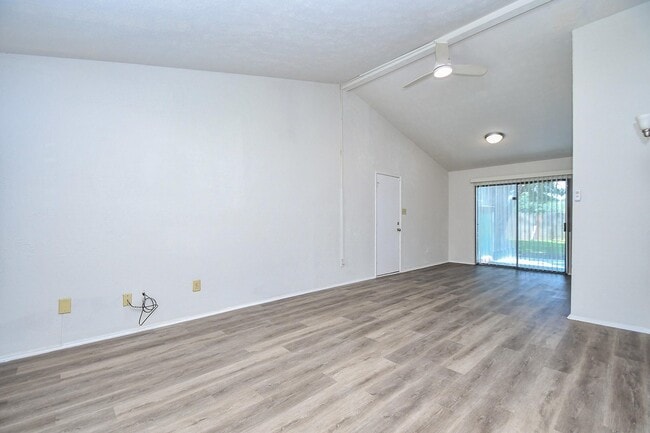 Foto del edificio - 6915 Jeb Stuart Dr