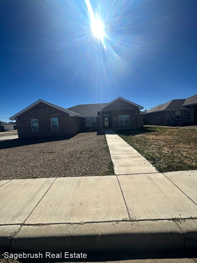 Primary Photo - 4 br, 2.5 bath House - 225 Sombrero